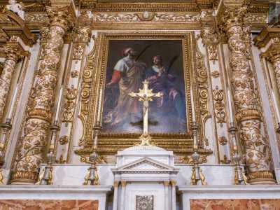 Al centro spicca una tela di san Cosma e Damiano in estasi opera del romano Alessandro Turchi, detto l�Orbetto...